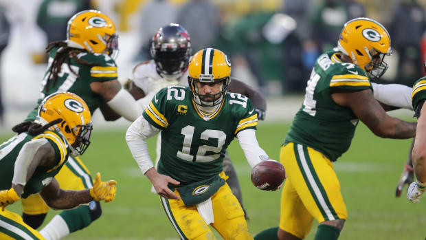 Aaron Rodgers handoff © Mike De Sisti  The  2021 Jan 24
